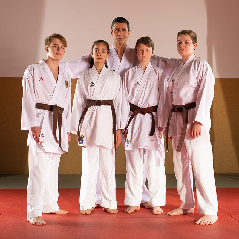 Köksal Cakir mit Karate-Nachwuchstalenten Köksal Cakir mit Karate-Kids